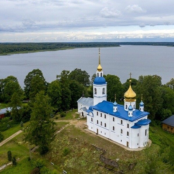 Череменецкий Иоанно-Богословский монастырь на озере